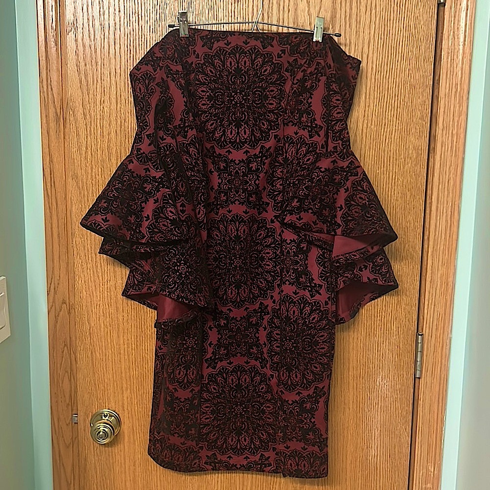 Vampy red and black brocade dress with bell sleeves— HOT! Size 8